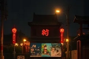 候鸟站台剧情片中站台候车人群的剪影