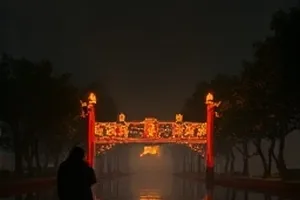 春分不眠剧情片清晨窗边的光影画面