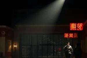 旧巷灯火人文短片中巷口老式路灯下的夜景